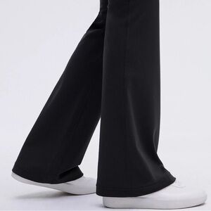 Groove Nulu High-Rise Flared Pant
Regular